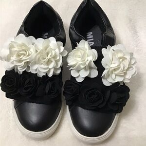 Woman’s size 6 Mia black & white fancy with flowers tennis shoes Velcro closure